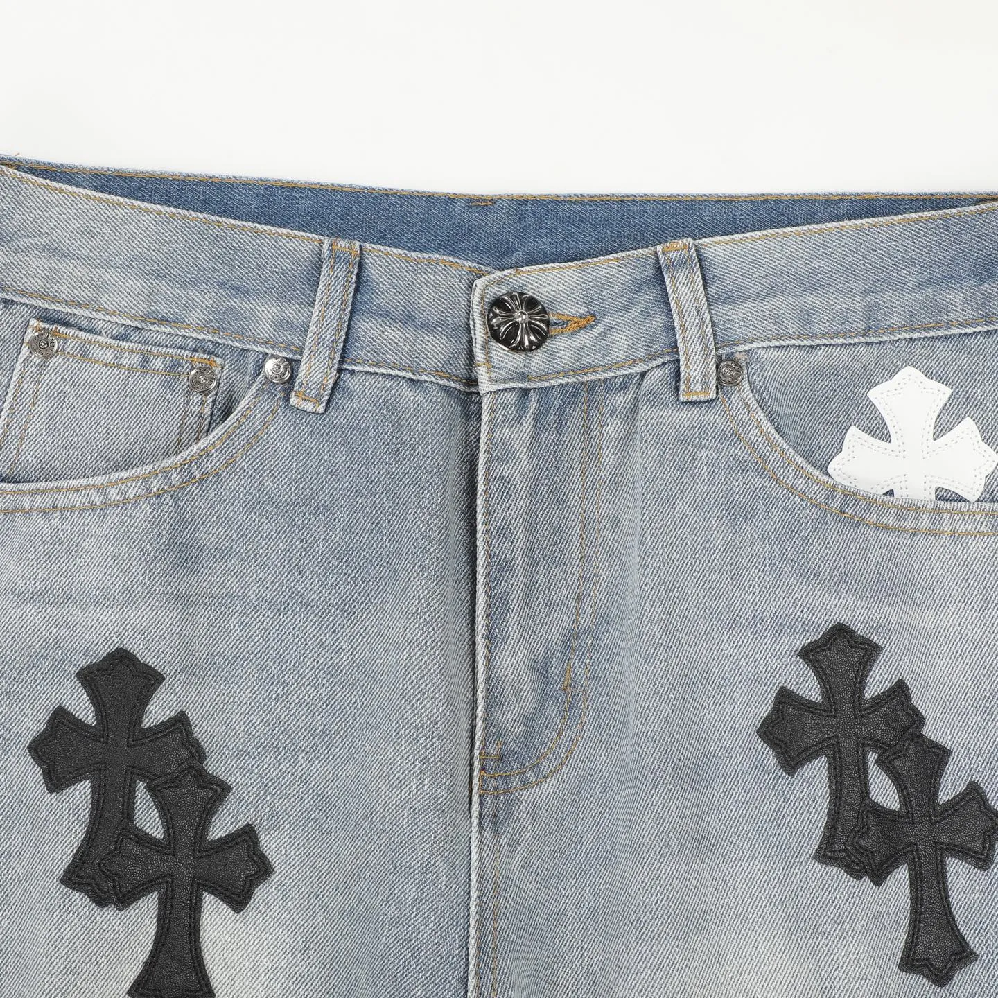 P240 Chromehearts washed blue leather jeans, ceiling-level jeans, a pair is hard to find at the counter‼ ️About Zangyin✅This is an extremely luxurious fashion brand that can also be called the aristocracy of the high street. It has always been an exclusive brand for some hipsters or rich second generations. The color of this model is already very eye-catching by using a unique washed material. It is decorated with pink patch cross flowers, which cleverly highlights the charm of the brand. Secondly, this model adopts a classic high-waist cut design, which highlights the long legs and fashionable temperament of the upper body. The brand is highly recognizable and the slim-fitting configuration is more suitable for daily wear. The personality will be fashionable and the specifications can be seen at a glance. Materials and technology ✅ Needless to say, this point goes without saying. As an excellent craftsman brand, Zangyin's requirements for details and craftsmanship are really perfect. The washed color of this model has gone through a lot of processes, not to mention the embellishment of the denim appliqués. It is also purely handmade and sewn. Just like what they believe in, only handmade things have soul and have the meaning of wearing. A top-notch heavy-duty fashionable denim item, recommended by both hands‼ ️ Size: 28/30/32/34/36 Waist: 69/74/79/84/89 Pants length: 102/103/104/105/106
